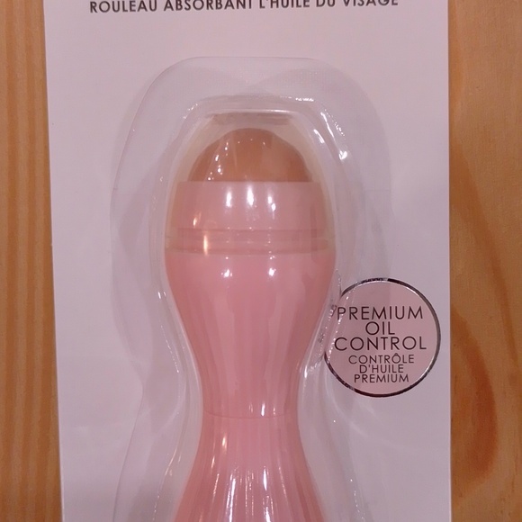 $5 Must-Have Beauty Facial Oil Absorbing Roller - Picture 4 of 7